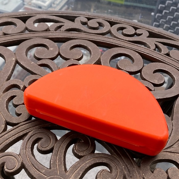 Tupperware - Empanada Box keeper - # 7243A-3 semicircle shape container - Picture 1 of 13